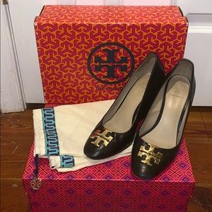 TORY BURCH BLACK WEDGES